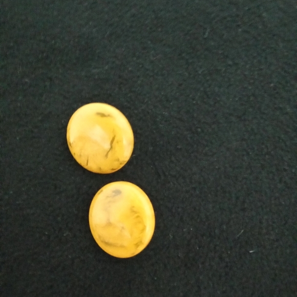 Vintage Pair Bakelite Clip On Earings in Marbled Butterscotch - Picture 4 of 4